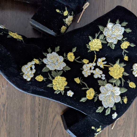Embroidered velvet booties - Picture 1 of 2